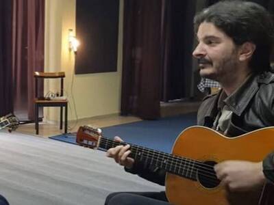 Πέθανε ξαφνικά ο 40χρονος κιθαρίστας Κώσ...