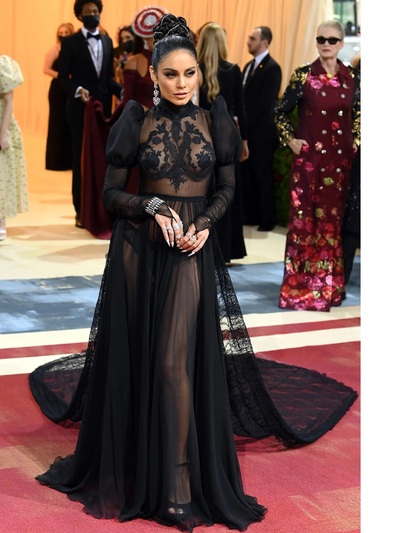 Bανέσα Χάτζενς με Moschino