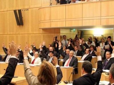 Ακούστε που ''γράφει'' την Μέρκελ Κύπριο...