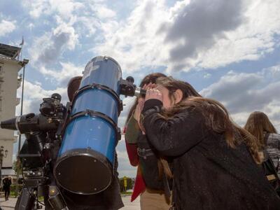 Δείτε την έκλειψη ηλίου σαν να βρίσκεστε...