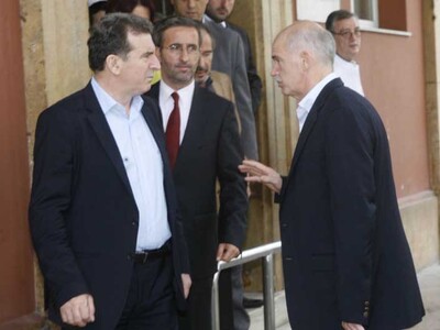 Ο Γιώργος Παπανδρέου στους τραυματίες