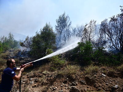 Φωτιά στη Νέα Πέραμο: Πυροσβέστης λιποθύ...