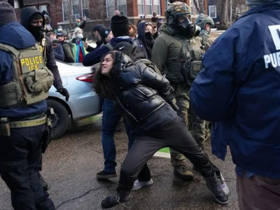 Σοκαριστικό βίντεο: Πράκτορες της ICE σύ...