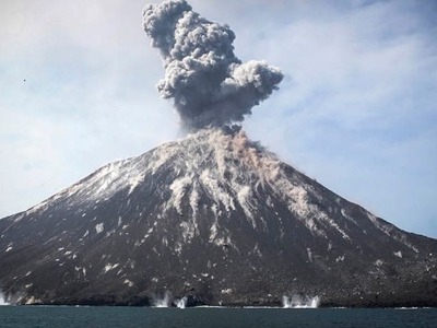 Ινδονησία: Το ηφαίστειο Ανάκ Κρακατόα έχ...