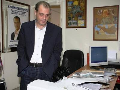 Ο Βελόπουλος πουλάει επιστολές δια χειρό...