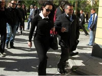 Με τσάντα DIOR και γυαλιά Ferragamo πήγε...