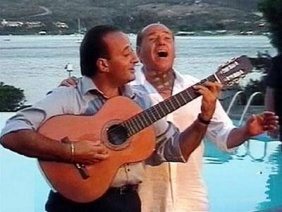 Το έριξε στο...τραγούδι ο Μπερλουσκόνι- ...