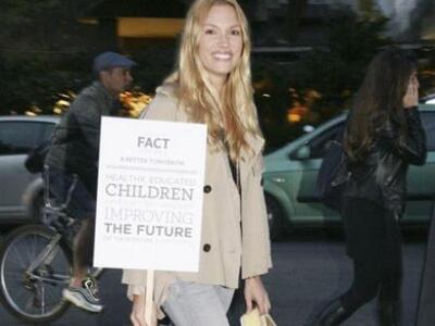 Σε εκδήλωση στο κέντρο της Αθήνας συμμετ...