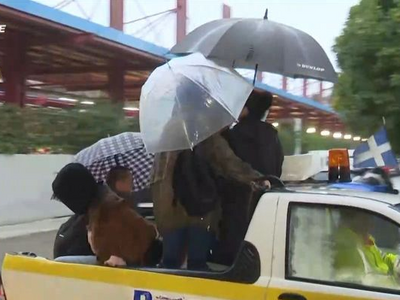 Μοσχάτο: Μετέφεραν κόσμο σε καρότσες στο...