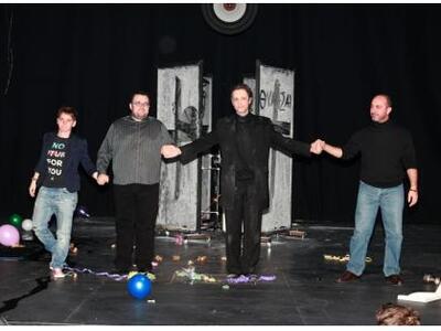 Πολύ καλά ξεκίνησε η παράσταση "Μόν...