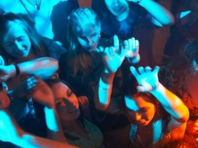 BINTEO: Καρναβαλικό πάρτυ στην Banana Mo...