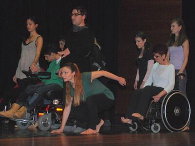 Πάτρα: Χόρεψαν με αναπηρικό αμαξίδιο! ΔΕ...