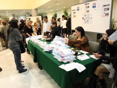 Στο χωλ του Συνεδριακού Κέντρου, ο κόσμο...