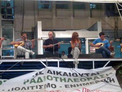 Ο Αγάθωνας χθες τραγούδησε στο προαύλιο ...