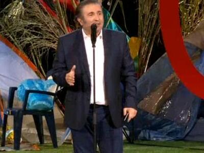 Ο Λάκης Λαζόπουλος έδωσε συγχαρητήρια στ...