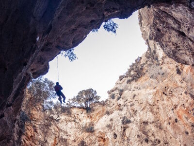 Αμοργός: Εικόνες από το βαθύτερο σπήλαιο...