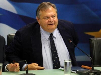 Ο Βενιζέλος καθησυχάζει, η ύφεση στα ύψη...