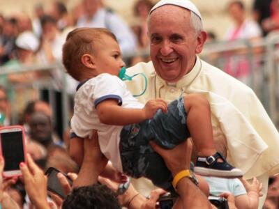 Ο πάπας καλεί τους νέους "να ονειρε...