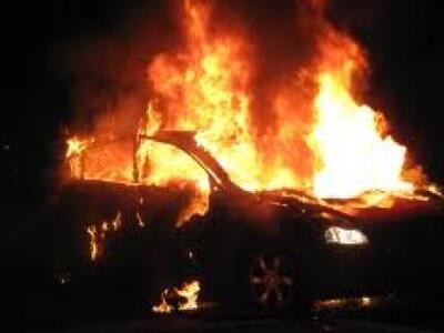 Ταξί κάηκε ολοσχερώς στις πρώτες εργατικ...