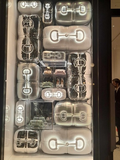Gucci, τσάντες και αποσκευές ως ασημένιες φούσκες