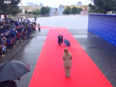 Ο Ράμα υποδέχεται γονατιστός τη Μελόνι σ...