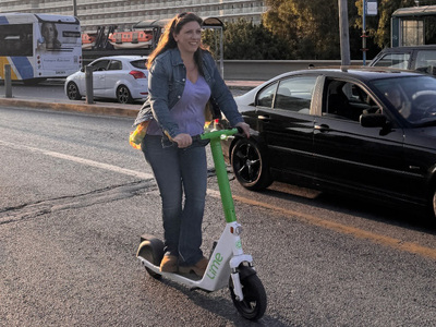 Με πατίνι στον Πειραιά η Ζωή Κωνσταντοπούλου