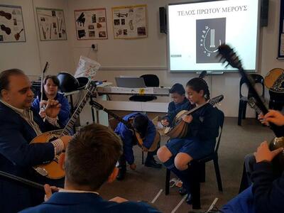 Πατρινός μαέστρος διδάσκει σε ελληνο-αγγ...