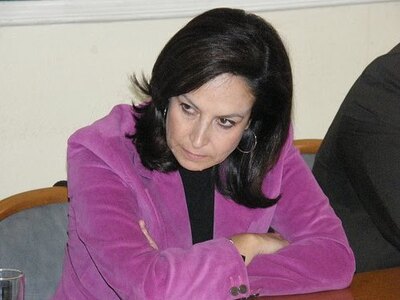 Διαψεύδει τα περί παραίτησής της η Άννα ...