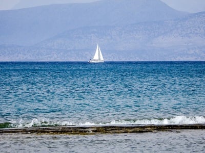 Χαλκιδική: Ιστιοφόρο προσάραξε στον Μαρμ...