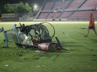 Οπαδοί κατέστρεψαν το γήπεδο της Νέας Σμ...