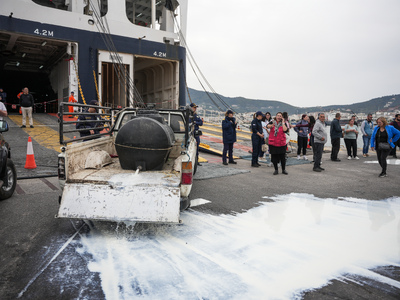 Μυτιλήνη: Οργισμένοι κτηνοτρόφοι απέκλει...