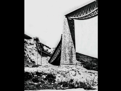  Η κατεστραμμένη γέφυρα του Γοοργοπόταμου