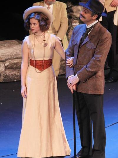 Με τη Λίλα Μπακλέση στην παράσταση «Μυστ...