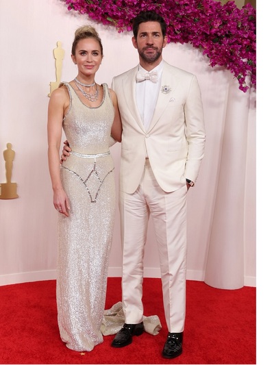 Εμιλι Μπλαντ με Schiaparelli, Τζον Κραζί...