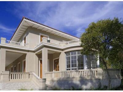 Στη φωτ. η βασική οικία της οικογένειας ...