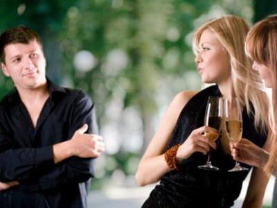 Μήπως κοιτάει συνέχεια άλλες γυναίκες; Γ...