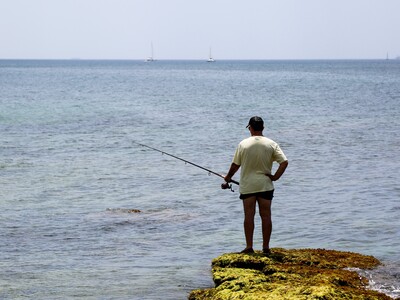 Κέρκυρα: Έπεσε στη θάλασσα όπως ψάρευε κ...