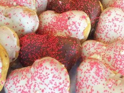 Πολύχρωμα ντόνατς σε σχήμα καρδιάς: Ένα ...