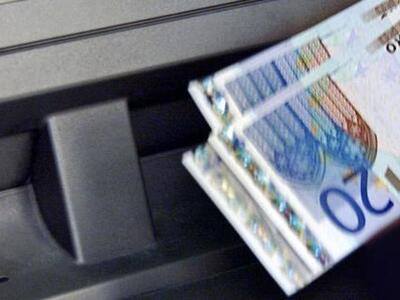 Εβγαλε χρήματα από ΑΤΜ αλλά... ξέχασε να τα πάρει!