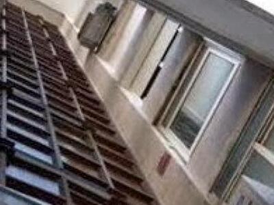 Μωρό σκαρφάλωσε σε ανοιχτό παράθυρο - Η ...