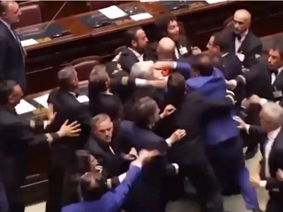 Ιταλία: Άγρια συμπλοκή βουλευτών μετά τη...