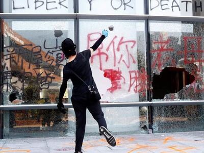 Βίντεο δείχνει αστυνομικό να βγάζει όπλο...