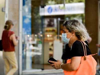 Εξετάζεται η χρήση μάσκας παντού, σε κλε...