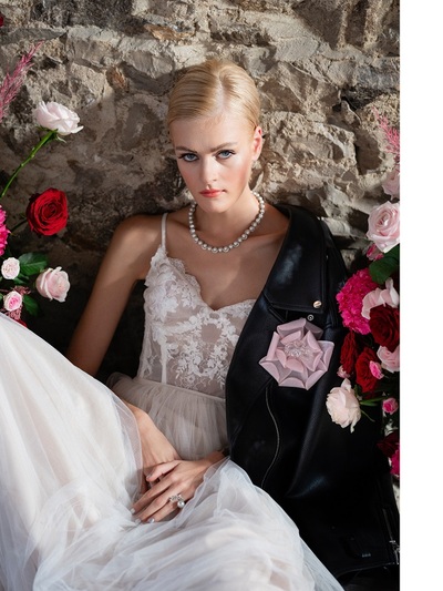 Ρομαντικό νυφικό με δαντελένιο τοπ και τ...