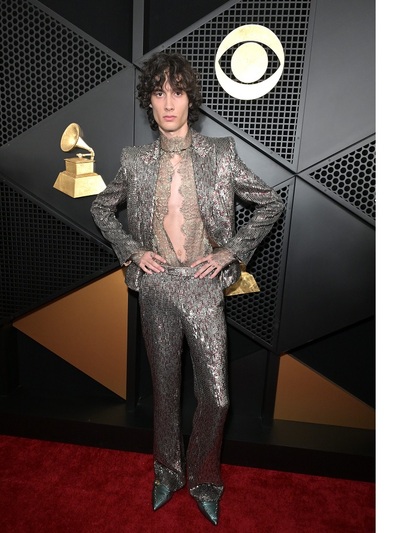 Sombr με Valentino