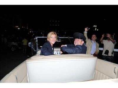 Ο Νίκος Νικολόπουλος οδηγώντας αντίκα στ...