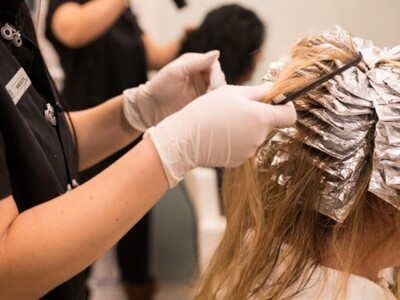 Κορωνοϊός: Ο ι Γάλλοι συρρέουν στα κομμω...