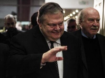 Την παραίτησή του από το ΠΑΣΟΚ ανακοινών...