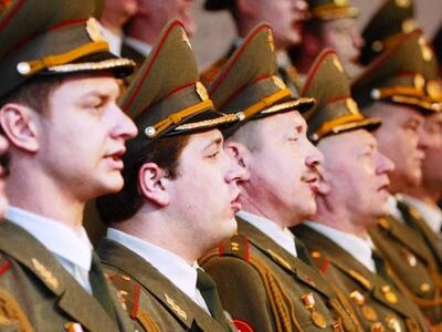 Η διάσημη στρατιωτική χορωδία Αλεξάντροφ...