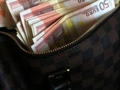 Θεσσαλονίκη: Έκλεψε τσάντα με 130.000 ευ...